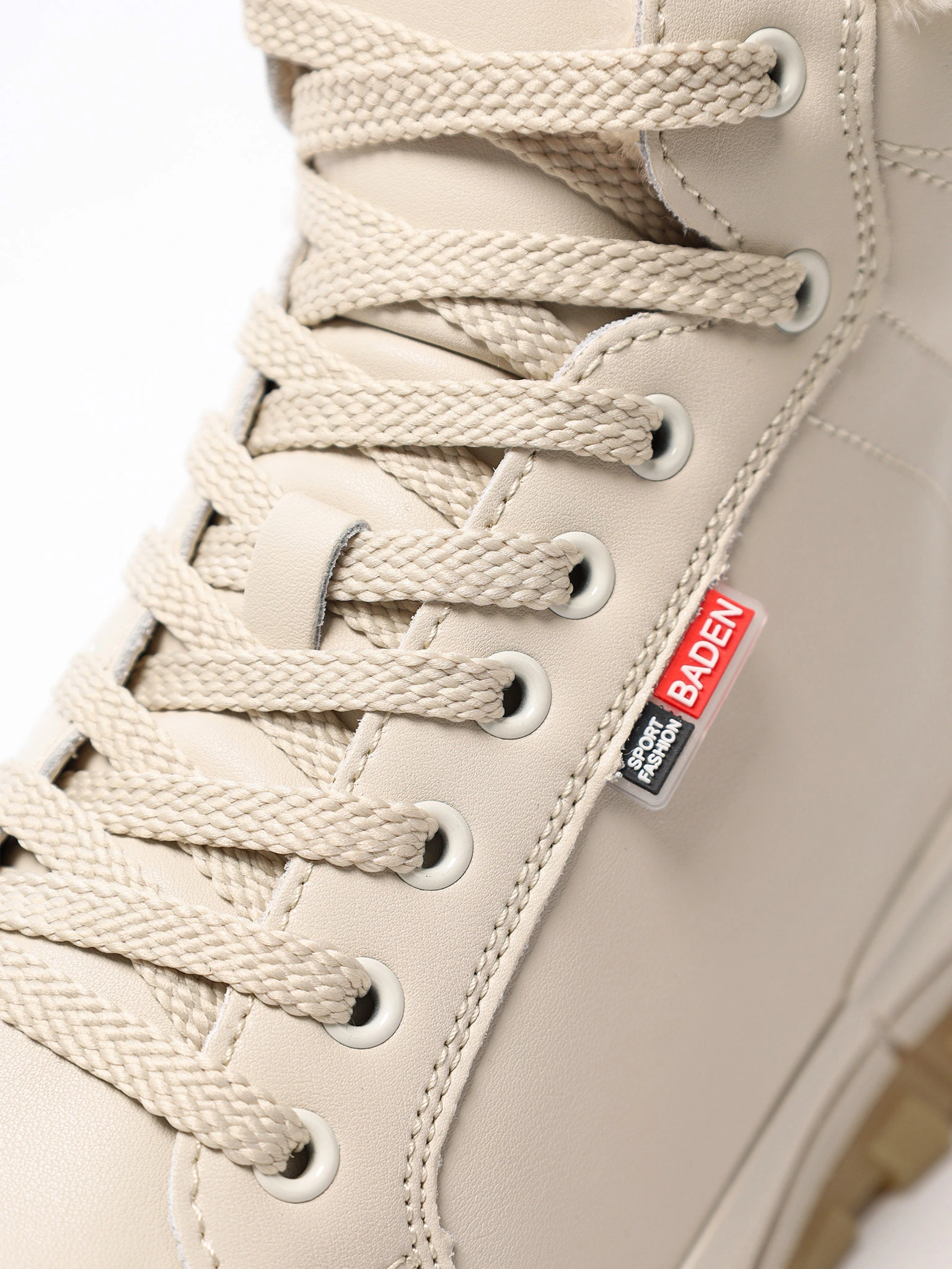 Ботинки бежевого цвета на рельефной подошве